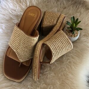 SARTO Ferrara 9M SANDALS Block 3” Heel Raffia Upper Thong Post NWOB